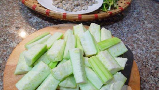 Xào mướp chỉ cần thêm nguyên liệu này đảm bảo ngon hết ý - 2