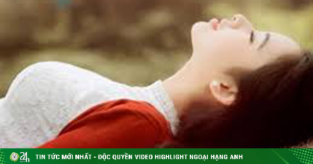 Bắt quả tang bạn trai “âu yếm” với người khác, danh tính kẻ thứ 3 gây “sốc tận óc”