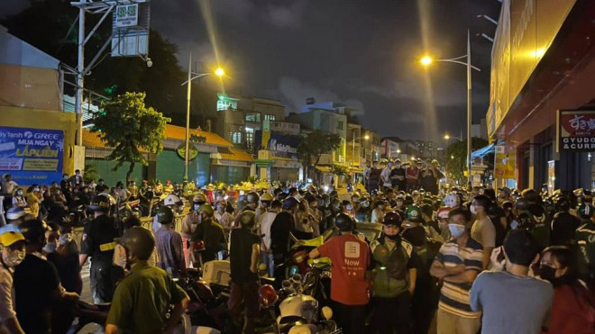 Thanh niên chạy siêu xe Ferrari 488 GTB giá hơn 10 tỉ đồng bị tạm giữ ở quận 8 - 2