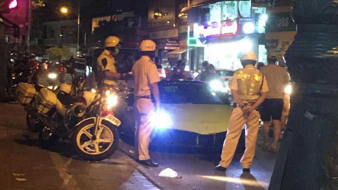 Thanh niên chạy siêu xe Ferrari 488 GTB giá hơn 10 tỉ đồng bị tạm giữ ở quận 8 - 3