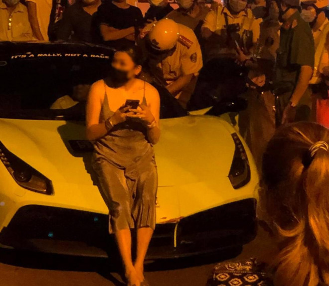 Thanh niên chạy siêu xe Ferrari 488 GTB giá hơn 10 tỉ đồng bị tạm giữ ở quận 8 - 4