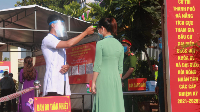 Xem cử tri Đà Nẵng diễn tập bầu cử trong điều kiện giả định dịch COVID-19 bùng phát - 3