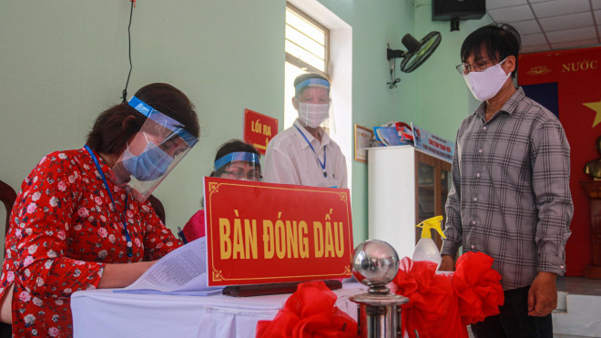 Xem cử tri Đà Nẵng diễn tập bầu cử trong điều kiện giả định dịch COVID-19 bùng phát - 12