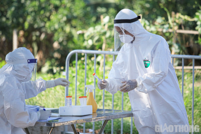 Xót xa bác sỹ sũng mồ hôi lấy mẫu xét nghiệm Covid-19 giữa nắng nóng - 5