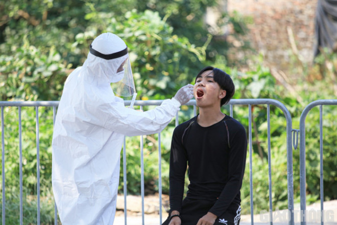 Xót xa bác sỹ sũng mồ hôi lấy mẫu xét nghiệm Covid-19 giữa nắng nóng - 4