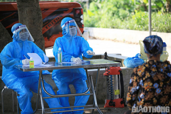 Xót xa bác sỹ sũng mồ hôi lấy mẫu xét nghiệm Covid-19 giữa nắng nóng - 2