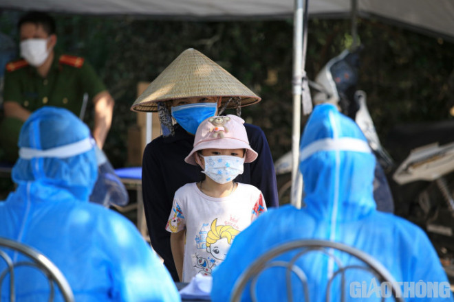 Xót xa bác sỹ sũng mồ hôi lấy mẫu xét nghiệm Covid-19 giữa nắng nóng - 3