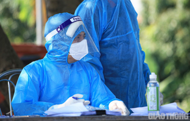 Xót xa bác sỹ sũng mồ hôi lấy mẫu xét nghiệm Covid-19 giữa nắng nóng - 8
