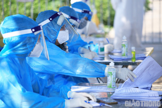 Xót xa bác sỹ sũng mồ hôi lấy mẫu xét nghiệm Covid-19 giữa nắng nóng - 9