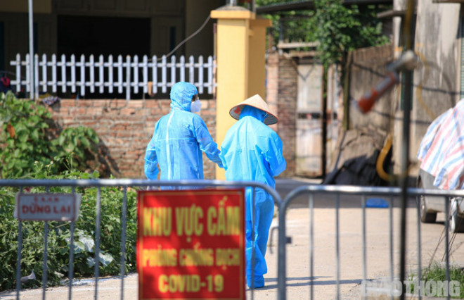 Xót xa bác sỹ sũng mồ hôi lấy mẫu xét nghiệm Covid-19 giữa nắng nóng - 11