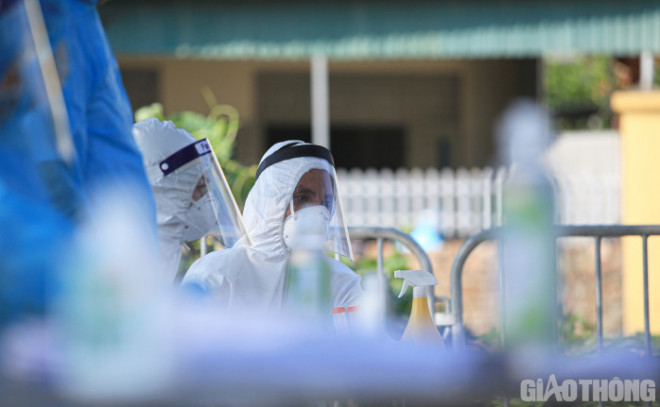 Xót xa bác sỹ sũng mồ hôi lấy mẫu xét nghiệm Covid-19 giữa nắng nóng - 6