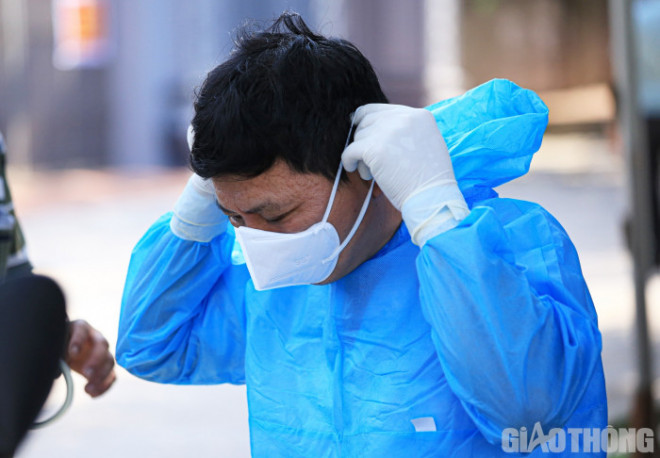 Xót xa bác sỹ sũng mồ hôi lấy mẫu xét nghiệm Covid-19 giữa nắng nóng - 7