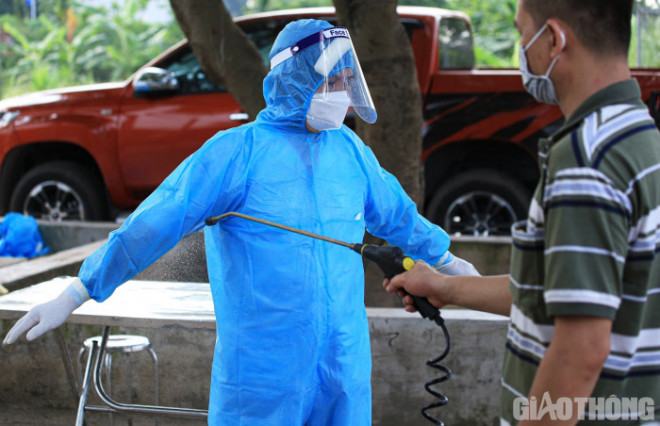 Xót xa bác sỹ sũng mồ hôi lấy mẫu xét nghiệm Covid-19 giữa nắng nóng - 10