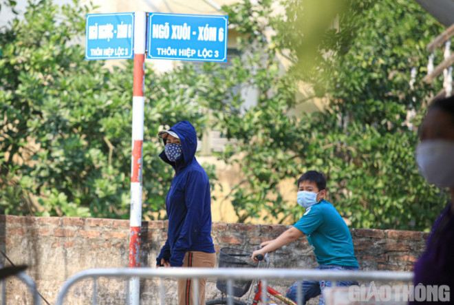 Xót xa bác sỹ sũng mồ hôi lấy mẫu xét nghiệm Covid-19 giữa nắng nóng - 12