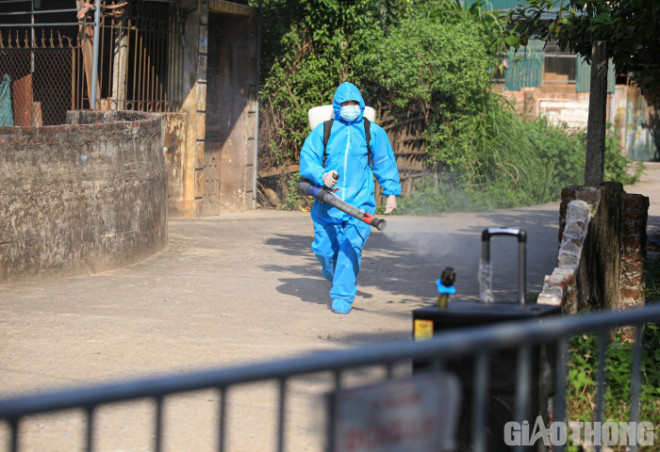 Xót xa bác sỹ sũng mồ hôi lấy mẫu xét nghiệm Covid-19 giữa nắng nóng - 13