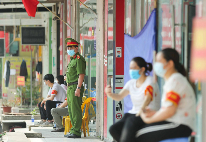 CLIP: Phong toả tòa nhà chung cư Đại Thanh có ca dương tính SARS-CoV-2 phức tạp - 8