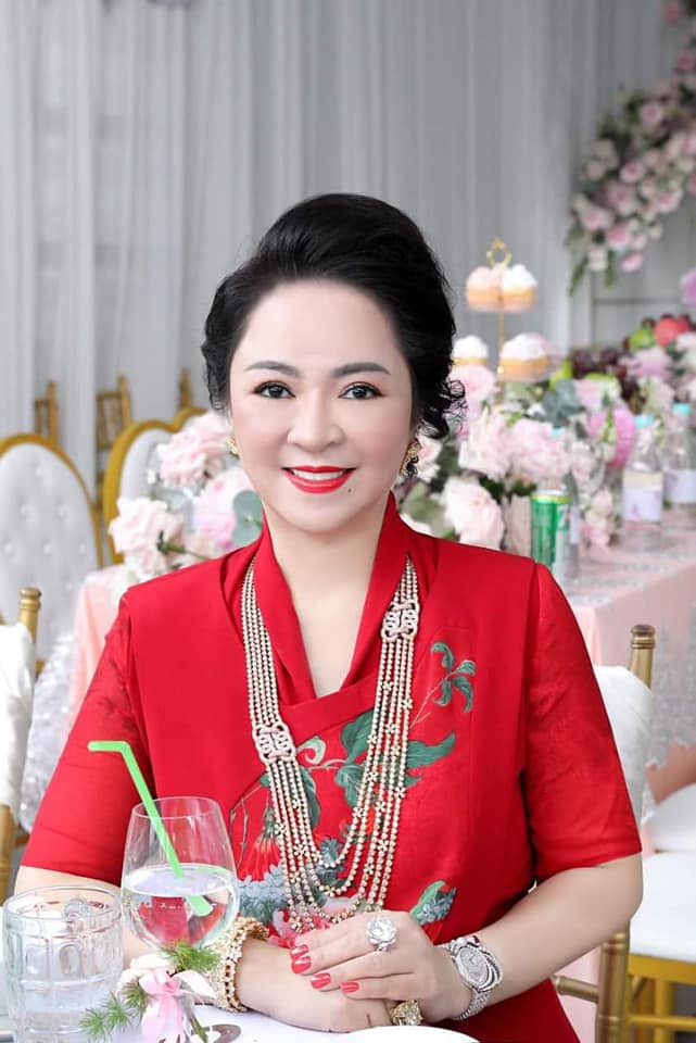 Con Dau Ba Nguyễn Phương Hằng được Vi Như Bản Sao Ly Nha Kỳ