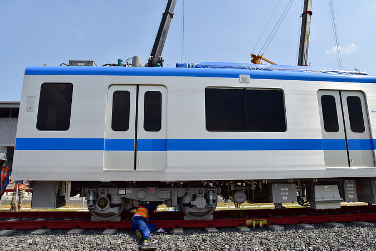 Ảnh: Khoảnh khắc xe cẩu “khủng” đặt toa tàu metro 37 tấn lên đường ray - 12
