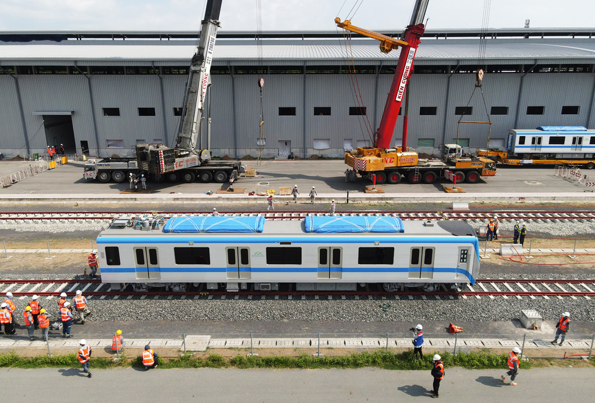 Ảnh: Khoảnh khắc xe cẩu “khủng” đặt toa tàu metro 37 tấn lên đường ray - 14