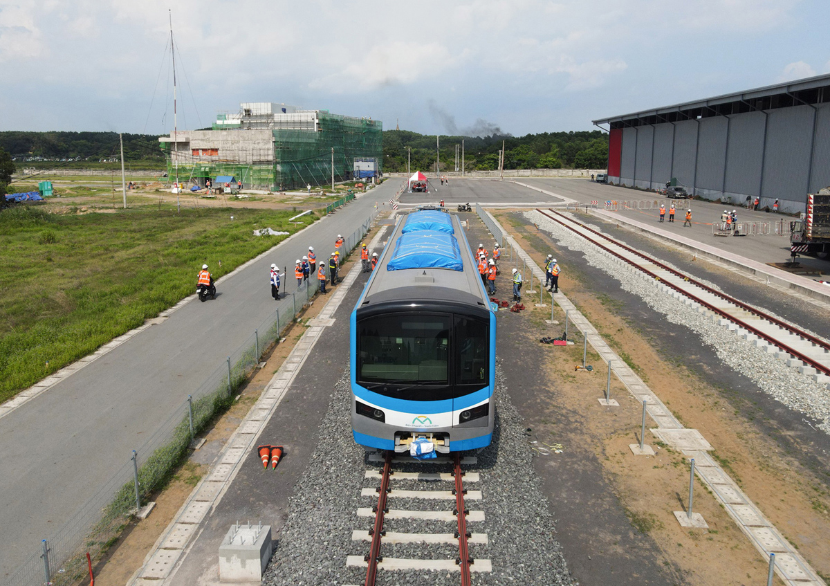 Ảnh: Khoảnh khắc xe cẩu “khủng” đặt toa tàu metro 37 tấn lên đường ray - 15