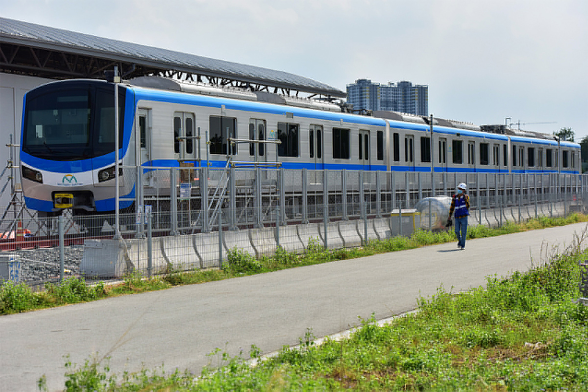 Ảnh: Khoảnh khắc xe cẩu “khủng” đặt toa tàu metro 37 tấn lên đường ray - 16