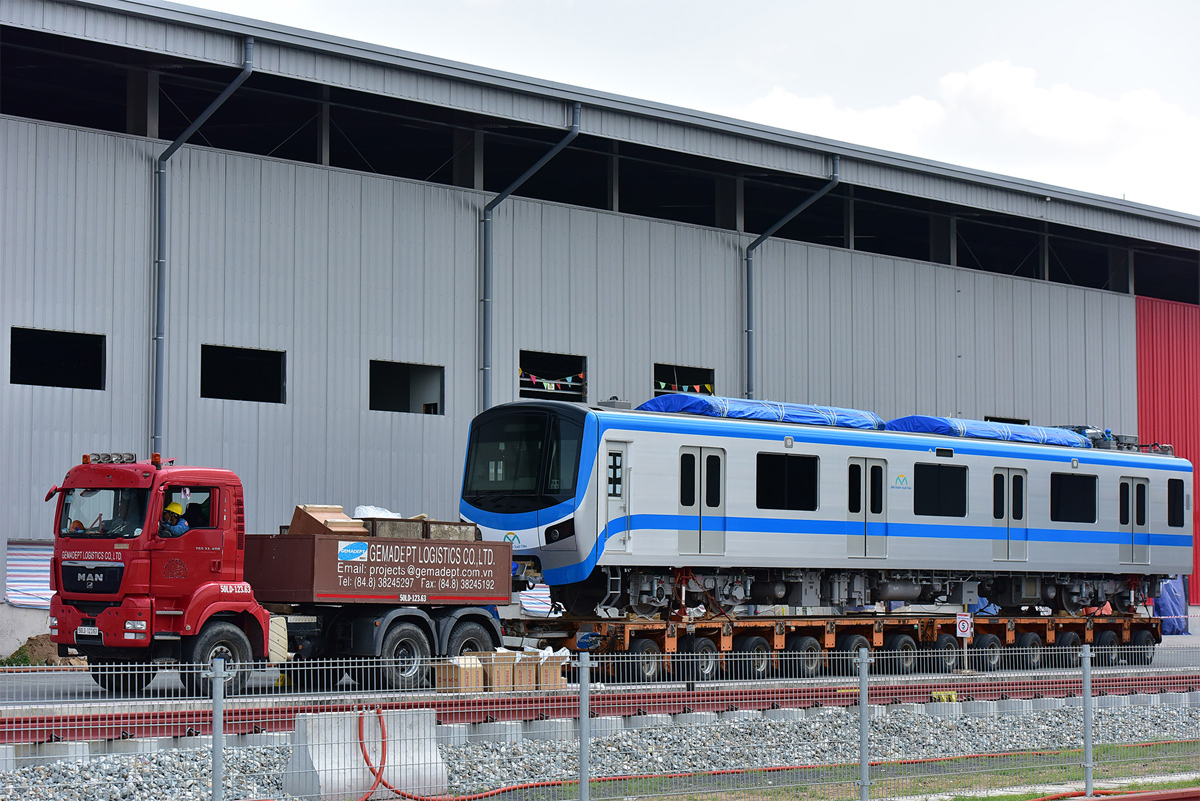 Ảnh: Khoảnh khắc xe cẩu “khủng” đặt toa tàu metro 37 tấn lên đường ray - 2