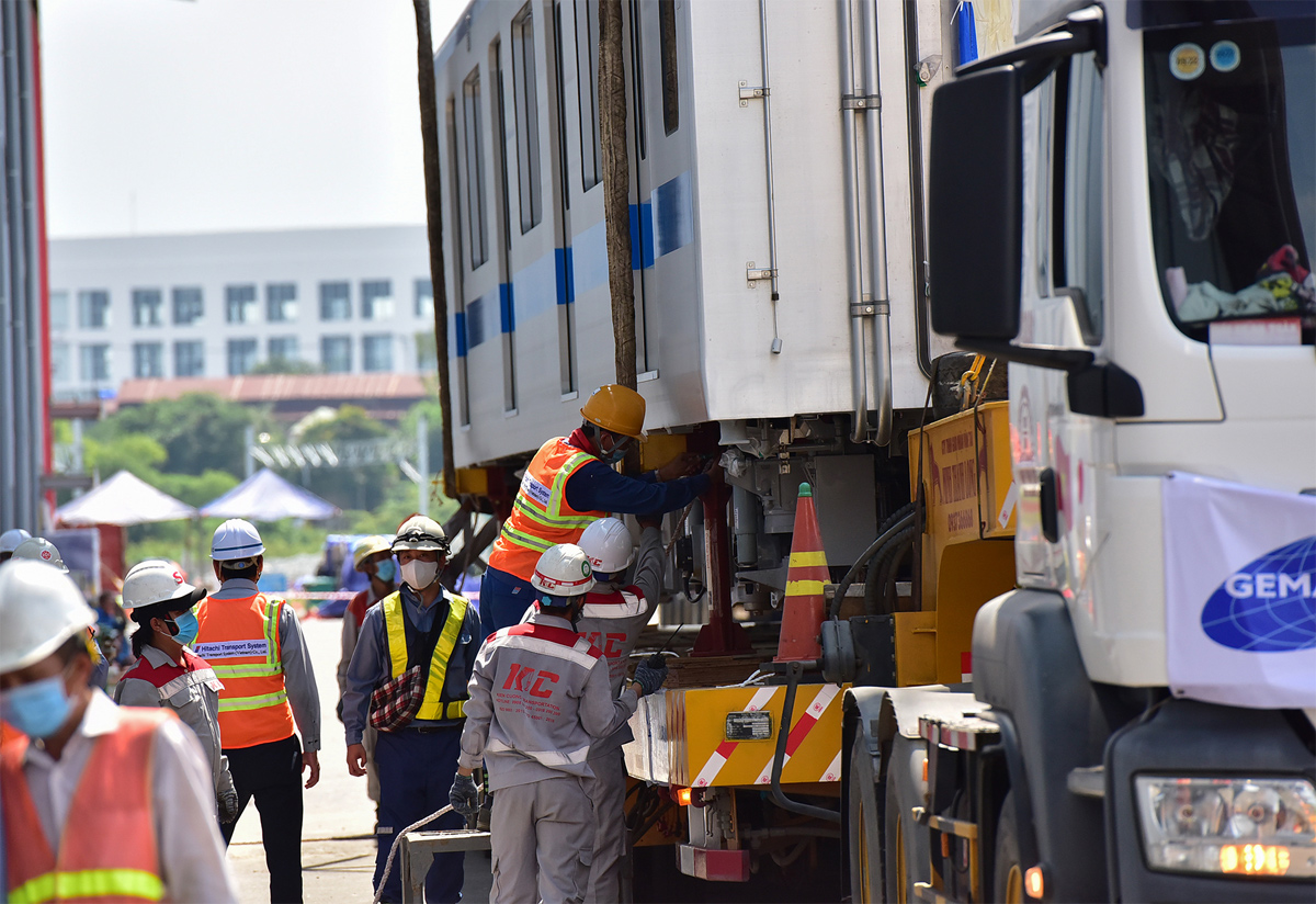 Ảnh: Khoảnh khắc xe cẩu “khủng” đặt toa tàu metro 37 tấn lên đường ray - 3