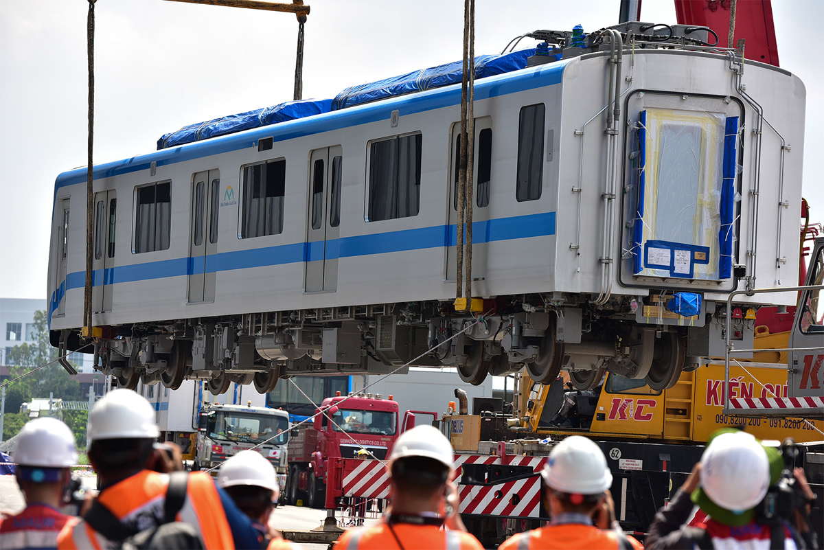 Ảnh: Khoảnh khắc xe cẩu “khủng” đặt toa tàu metro 37 tấn lên đường ray - 4