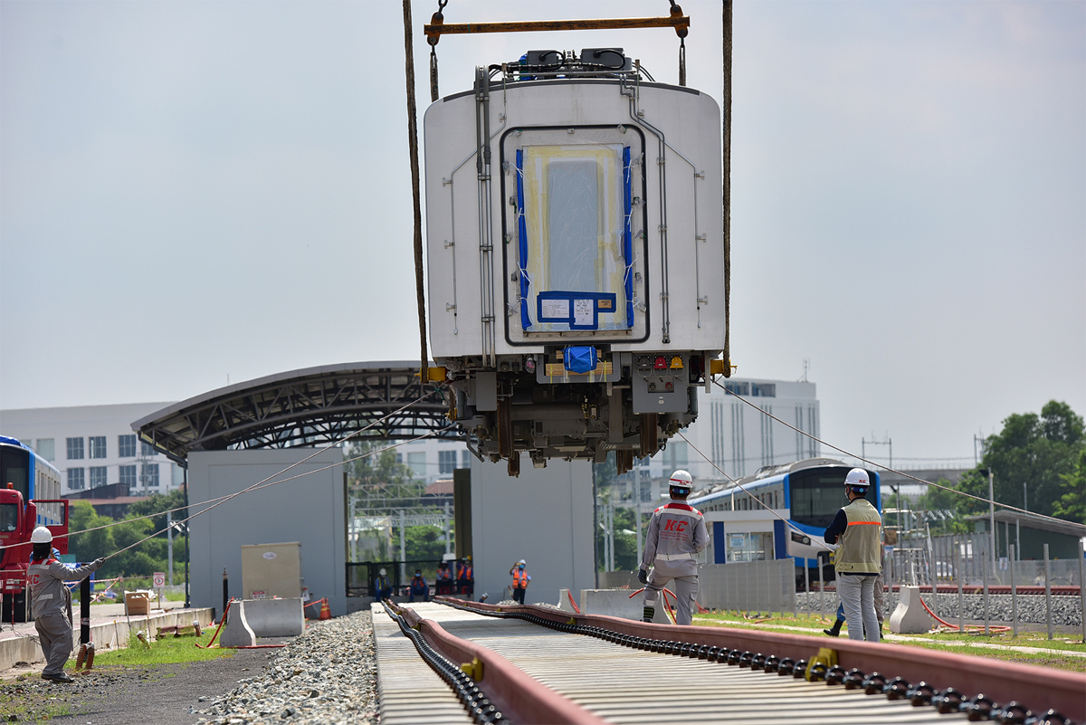Ảnh: Khoảnh khắc xe cẩu “khủng” đặt toa tàu metro 37 tấn lên đường ray - 5