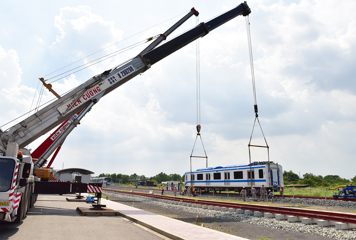 Ảnh: Khoảnh khắc xe cẩu “khủng” đặt toa tàu metro 37 tấn lên đường ray - 6