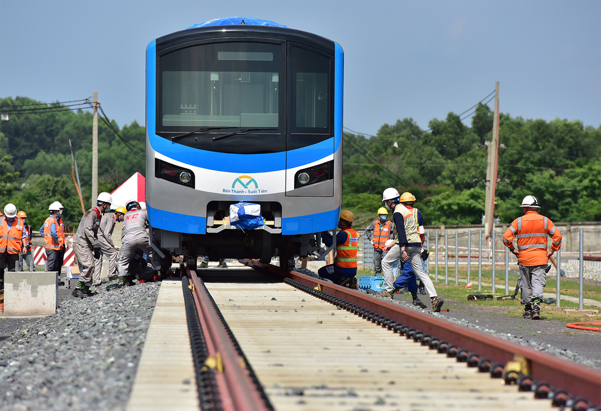 Ảnh: Khoảnh khắc xe cẩu “khủng” đặt toa tàu metro 37 tấn lên đường ray - 7