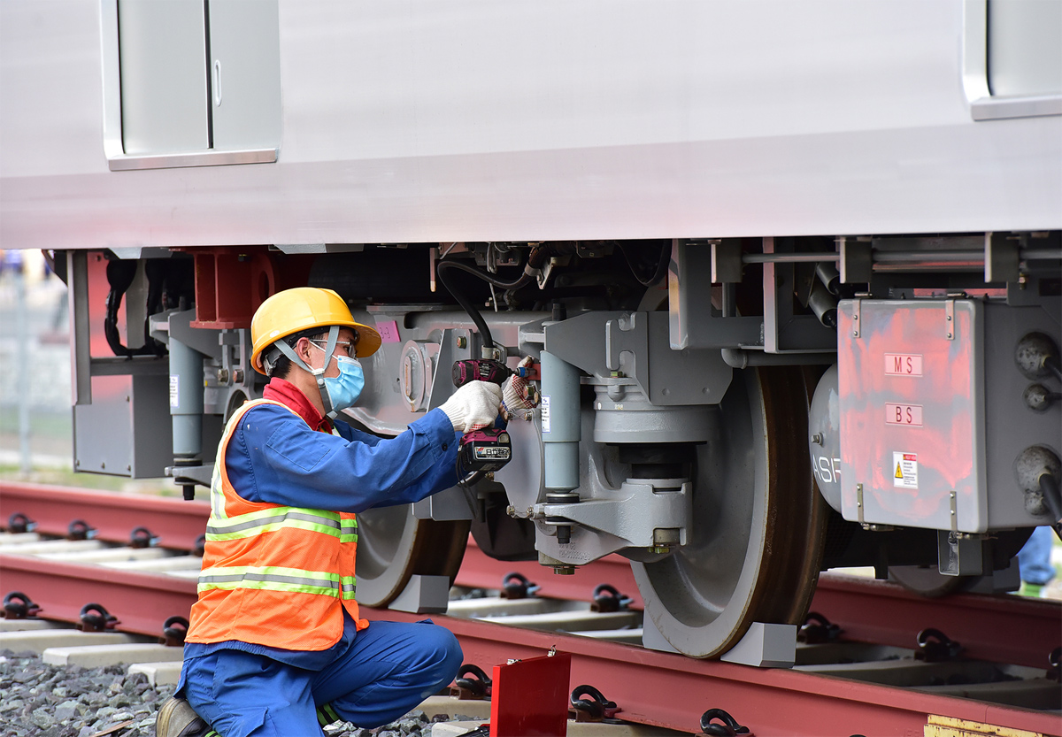 Ảnh: Khoảnh khắc xe cẩu “khủng” đặt toa tàu metro 37 tấn lên đường ray - 8