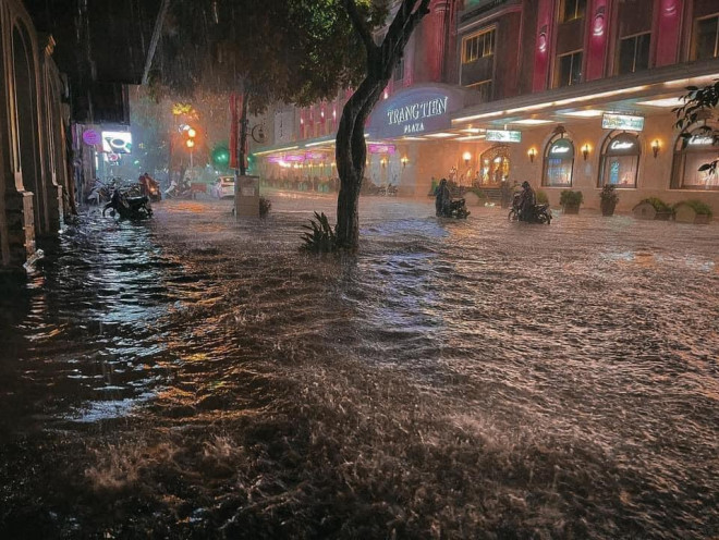 Vì sao nhiều tuyến phố quanh hồ Gươm "thành sông", giao thông tê liệt sau cơn "mưa vàng"? - 4