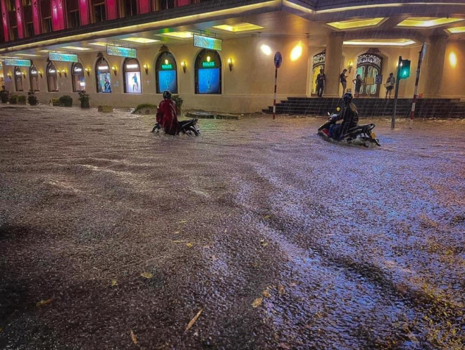 Vì sao nhiều tuyến phố quanh hồ Gươm "thành sông", giao thông tê liệt sau cơn "mưa vàng"? - 5