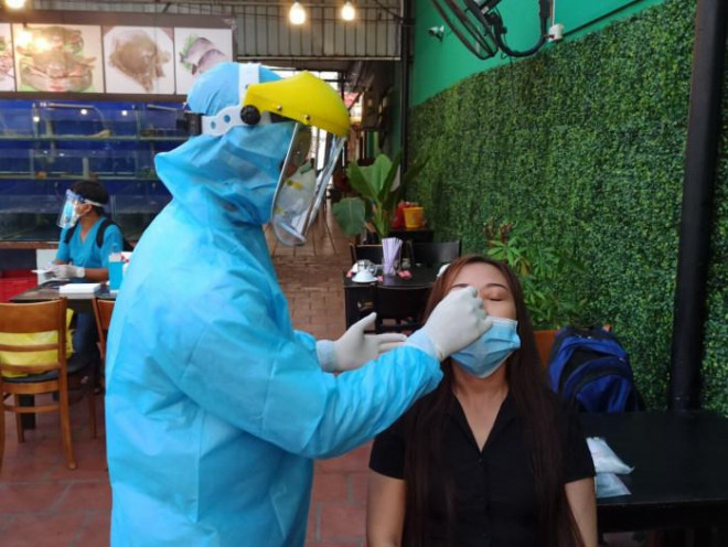 Nhân viên, khách quán nhậu lúng túng vì... bị lấy mẫu xét nghiệm Covid-19 - 3