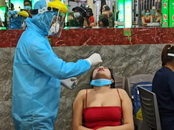 Nhân viên, khách quán nhậu lúng túng vì... bị lấy mẫu xét nghiệm Covid-19 - 4