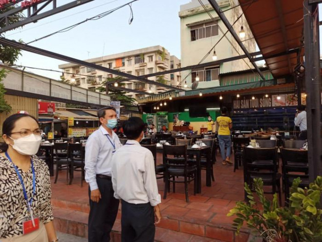 Nhân viên, khách quán nhậu lúng túng vì... bị lấy mẫu xét nghiệm Covid-19 - 2
