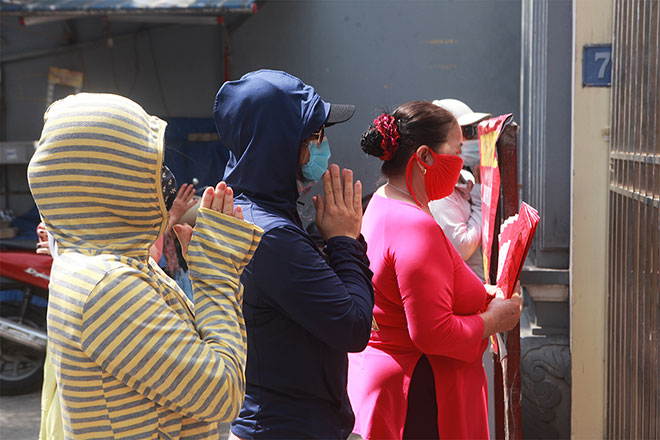 Đền chùa đóng cửa, người dân vẫn đến cúng bái bất chấp dịch COVID-19 - 10