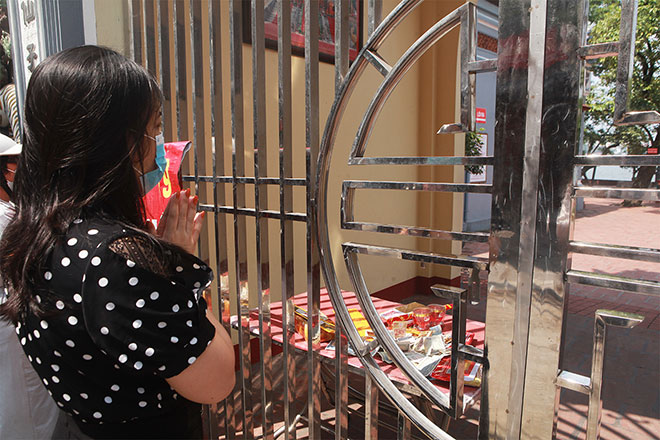 Đền chùa đóng cửa, người dân vẫn đến cúng bái bất chấp dịch COVID-19 - 12