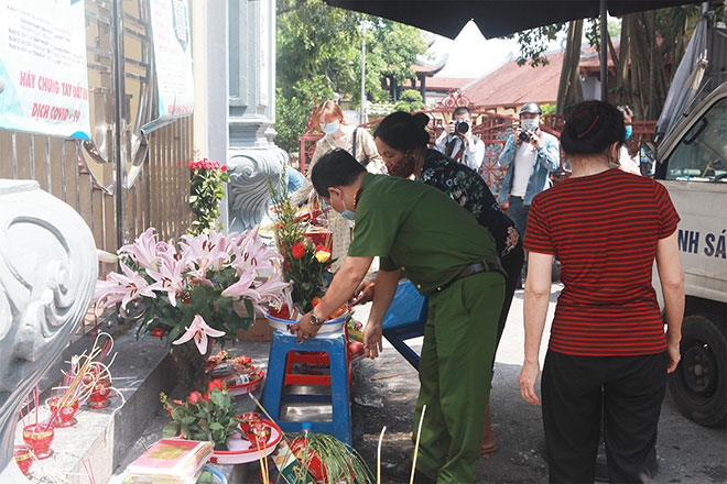 Đền chùa đóng cửa, người dân vẫn đến cúng bái bất chấp dịch COVID-19 - 14
