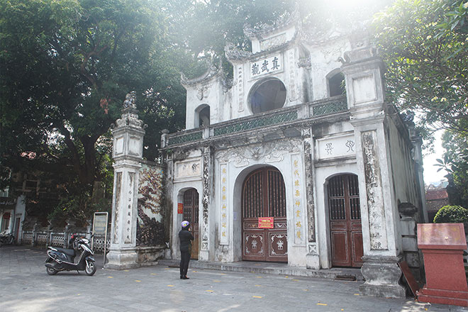 Đền chùa đóng cửa, người dân vẫn đến cúng bái bất chấp dịch COVID-19 - 18