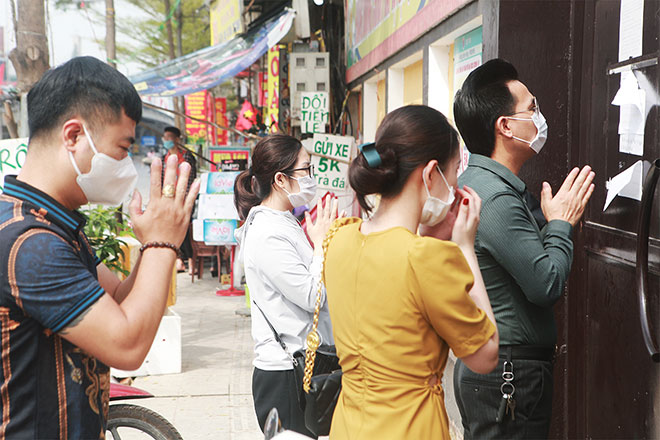 Đền chùa đóng cửa, người dân vẫn đến cúng bái bất chấp dịch COVID-19 - 20