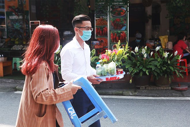 Đền chùa đóng cửa, người dân vẫn đến cúng bái bất chấp dịch COVID-19 - 4