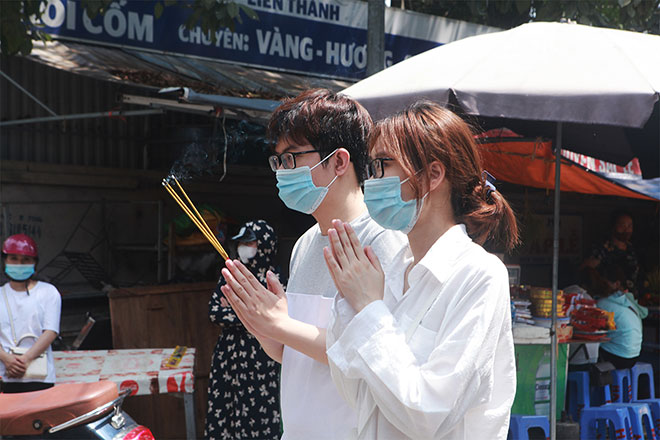 Đền chùa đóng cửa, người dân vẫn đến cúng bái bất chấp dịch COVID-19 - 8