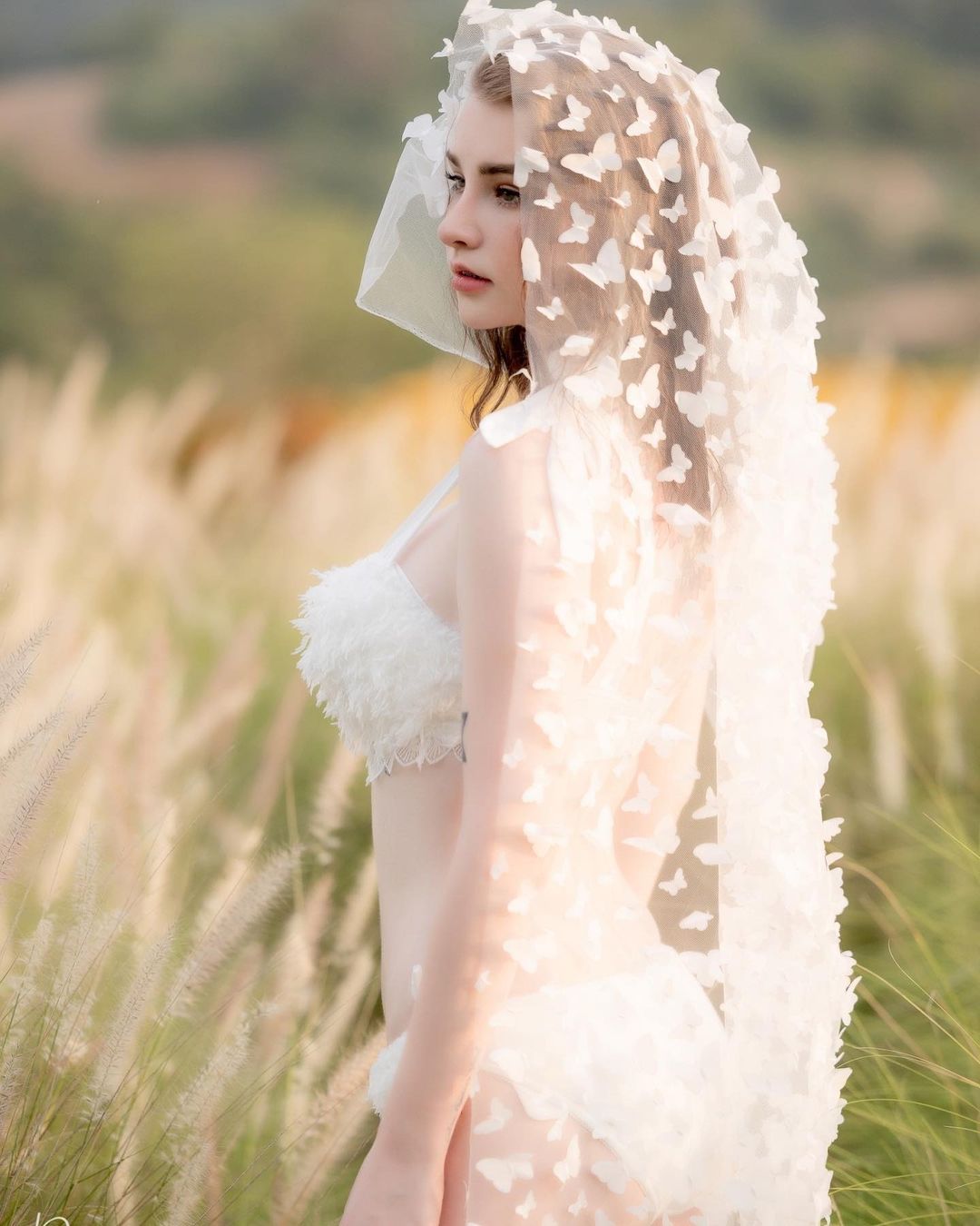 “Thiên thần lai Thái Lan” mặc nội y cưới giữa đồng không mông quạnh, ngày càng sexy - 4