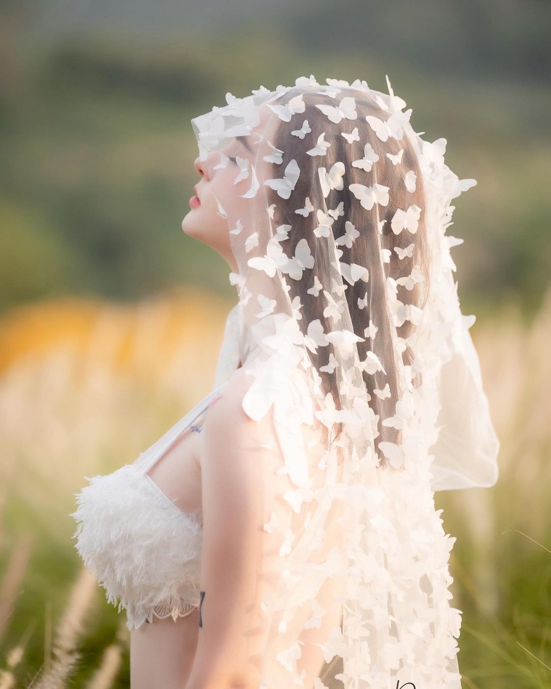 “Thiên thần lai Thái Lan” mặc nội y cưới giữa đồng không mông quạnh, ngày càng sexy - 5