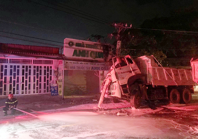 Cột điện gãy đôi sau tiếng động mạnh, cả ngàn dân ở TP Thủ Đức mất điện - 1