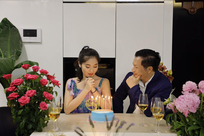 Á hậu Thu Trang - bà xã của Shark Hưng - kém chồng 16 tuổi. Vẻ ngoài xinh đẹp của Thu Trang có nhiều nét giống hoa hậu Đặng Thu Thảo. Thu Trang giành ngôi Á hậu 1 cuộc thi Hoa hậu Việt Nam tại Séc năm 2010. Cô từng lọt vào đêm Chung kết Hoa hậu thế giới người Việt năm 2010.
