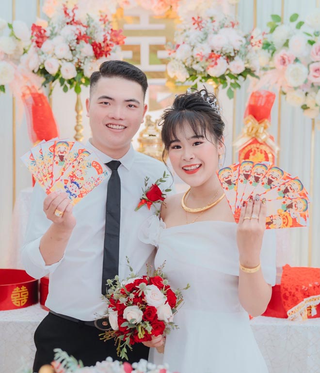 Cặp đôi chung bàn thời cấp hai, 8 năm sau về chung một giường - 3