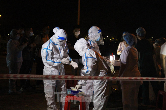 Trắng đêm lấy mẫu xét nghiệm COVID-19 ở cảng cá lớn nhất miền Trung - 2